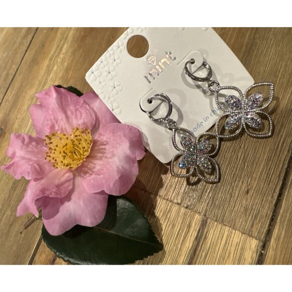 Mint Faux Clover Crystal Rhinestone Silvertone Earrings Party Wedding Cruise NEW - Picture 5 of 6